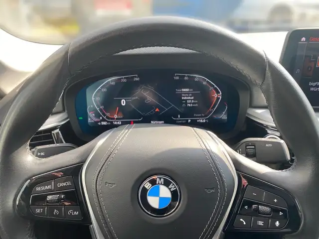 BMW 5 Series view 8