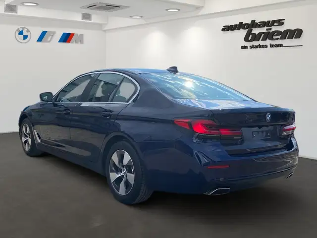 BMW 5 Series view 4