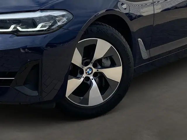 BMW 5 Series view 6
