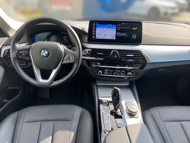 BMW 5 Series view 10