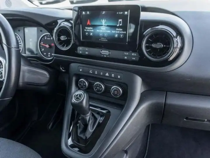 Mercedes-Benz Clase C 2023, foto 15