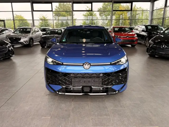 Volkswagen T-Roc view 2