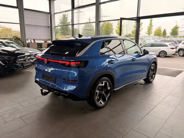 Volkswagen T-Roc view 4