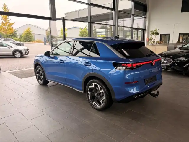 Volkswagen T-Roc view 6