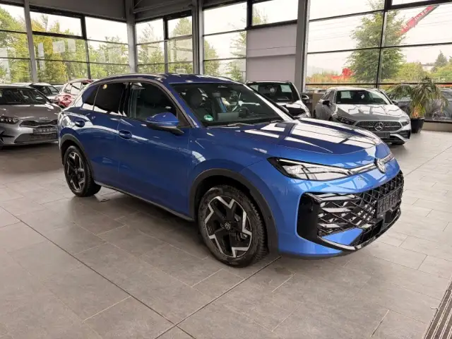 Volkswagen T-Roc view 3