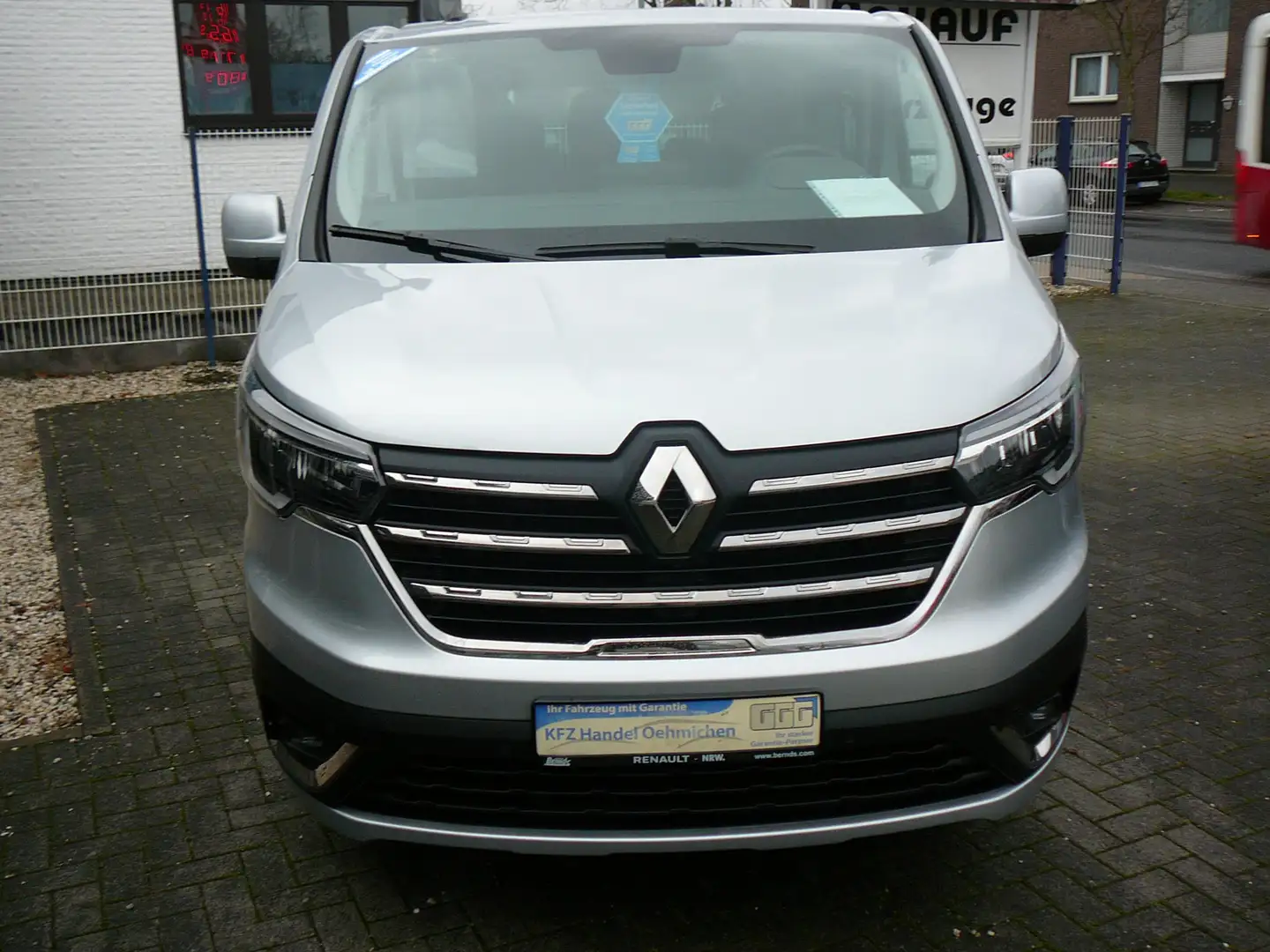 Renault Trafic 1.Hand,Sehr gepflegt,9 Sitzer,Navigation,Klima,usw Argent - 2