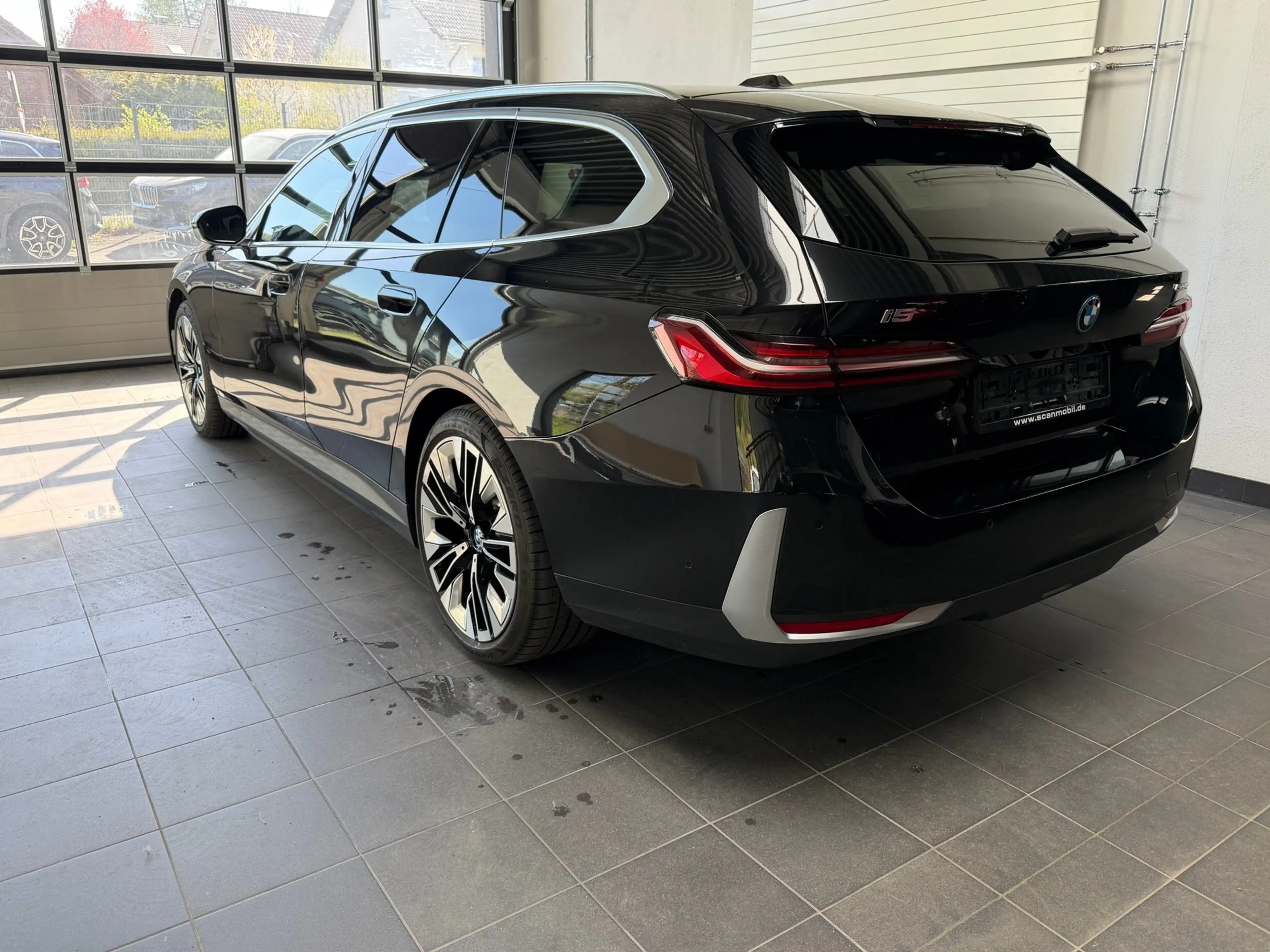 BMW i5 Touring 40 eDrive Bowers_HUD_360 Grad_22KW ACladen — photo 4