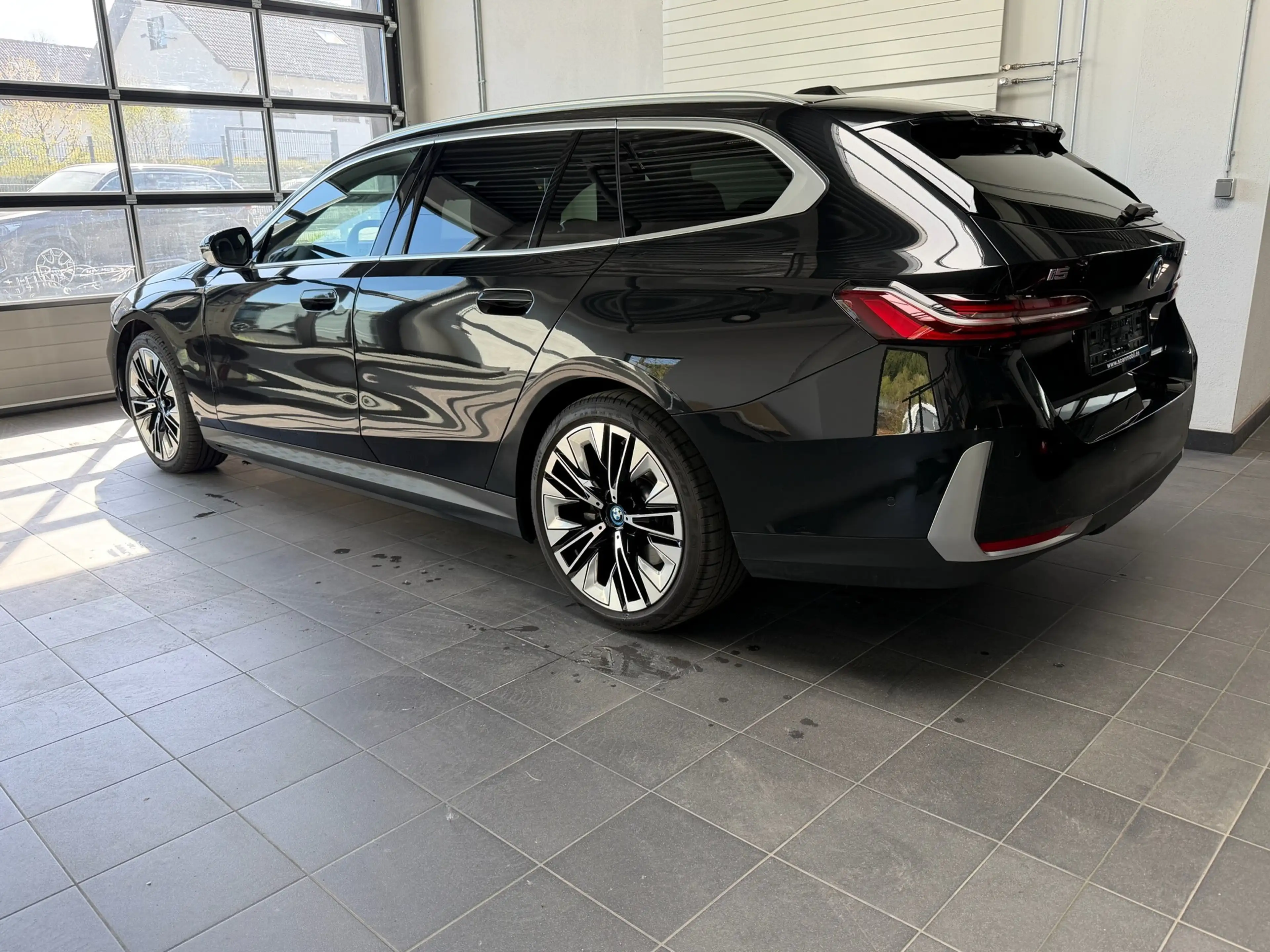 BMW i5 Touring 40 eDrive Bowers_HUD_360 Grad_22KW ACladen — photo 3