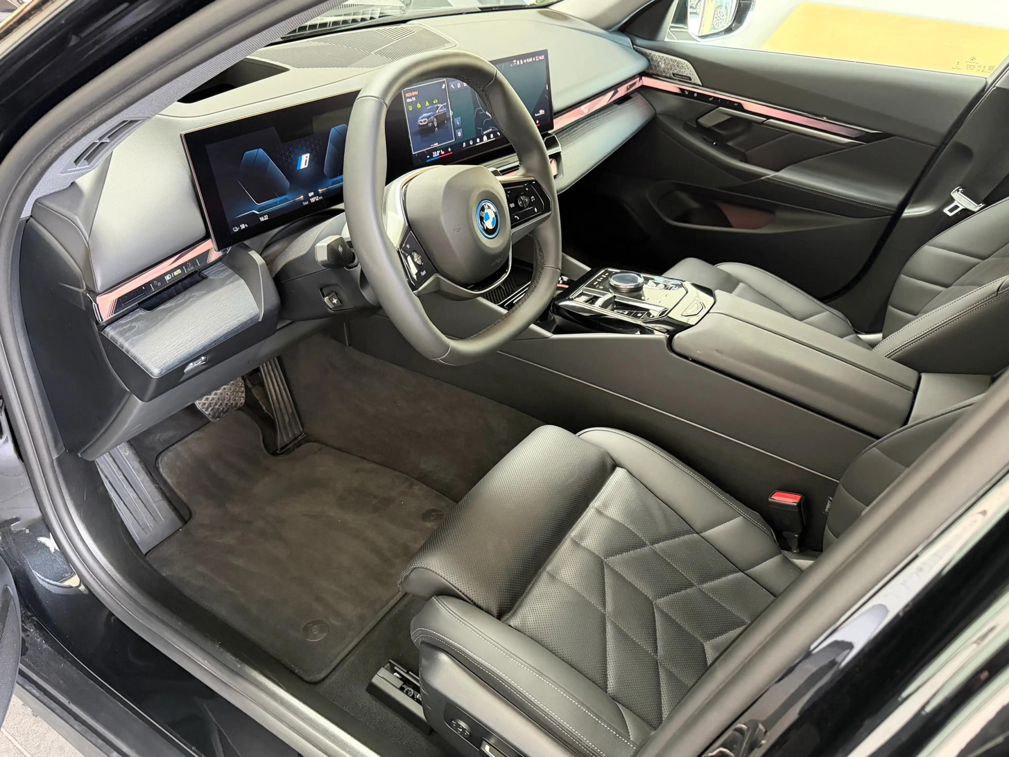 BMW i5 Touring 40 eDrive Bowers_HUD_360 Grad_22KW ACladen — photo 9