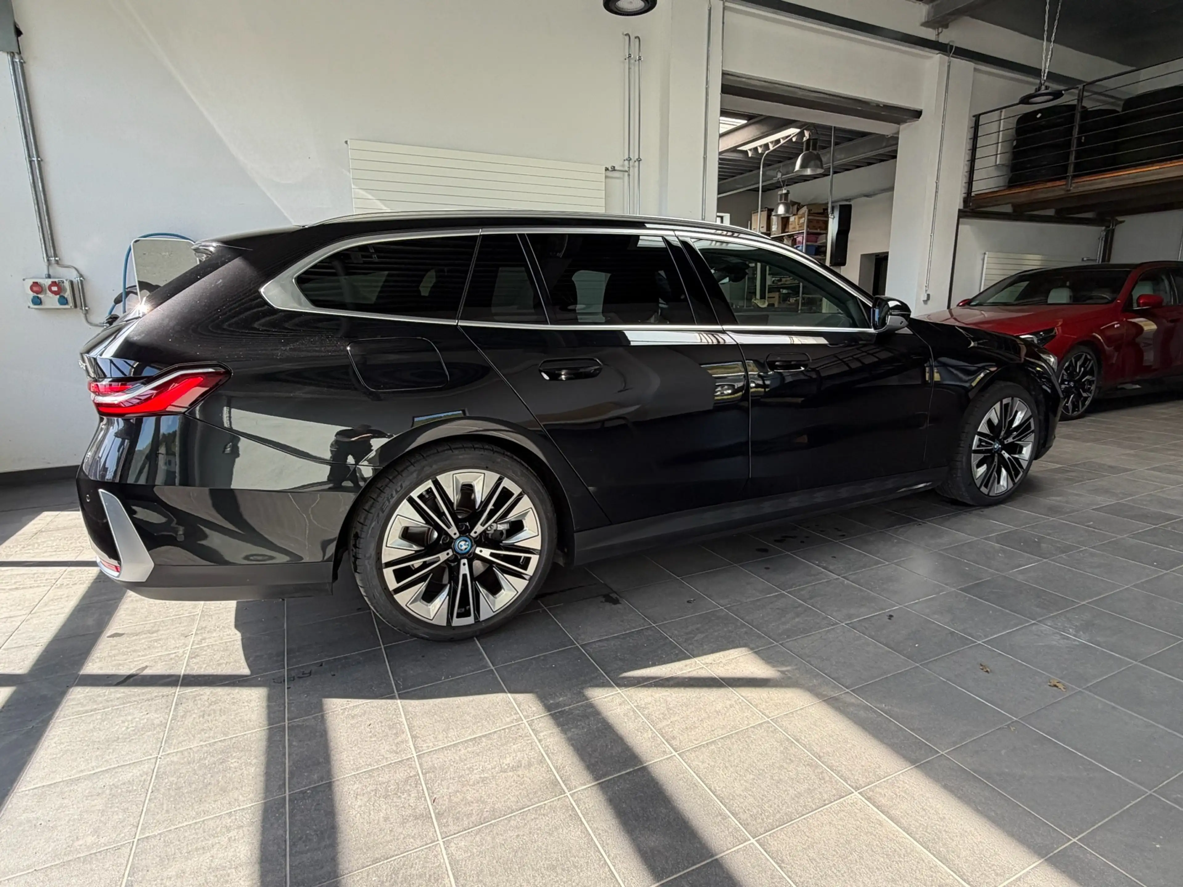 BMW i5 Touring 40 eDrive Bowers_HUD_360 Grad_22KW ACladen — photo 5