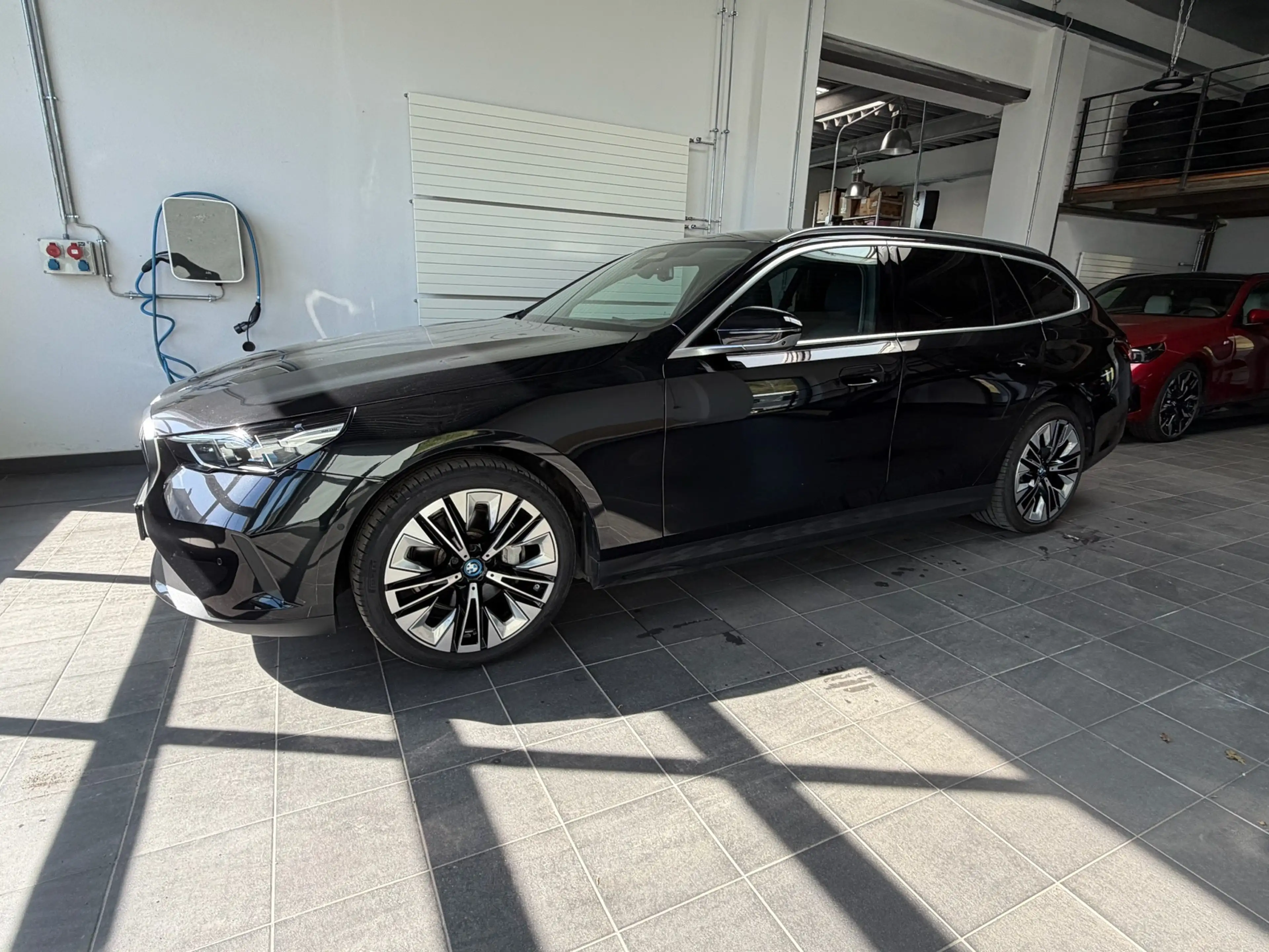 BMW i5 Touring 40 eDrive Bowers_HUD_360 Grad_22KW ACladen — photo 2