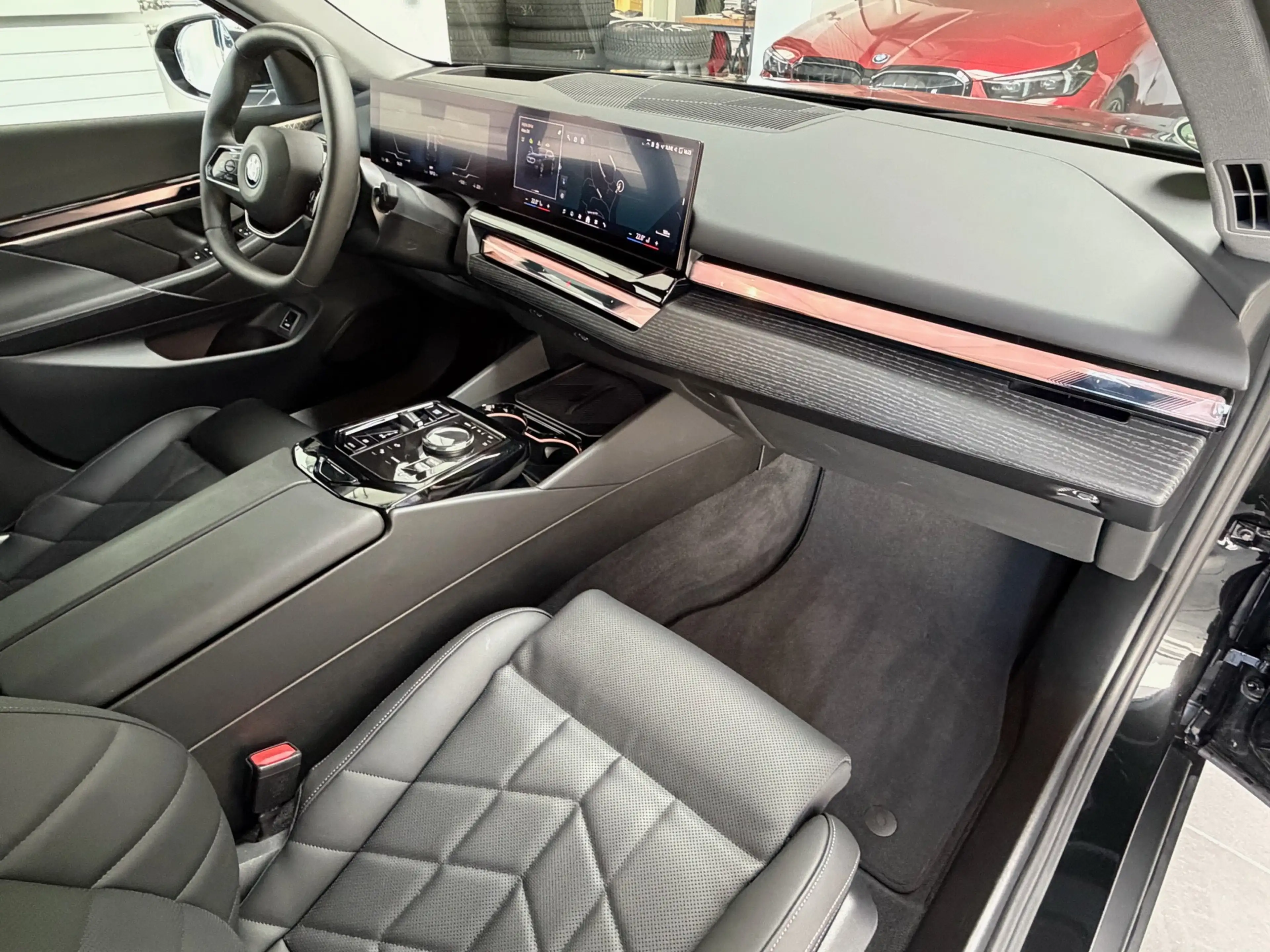 BMW i5 Touring 40 eDrive Bowers_HUD_360 Grad_22KW ACladen — photo 13