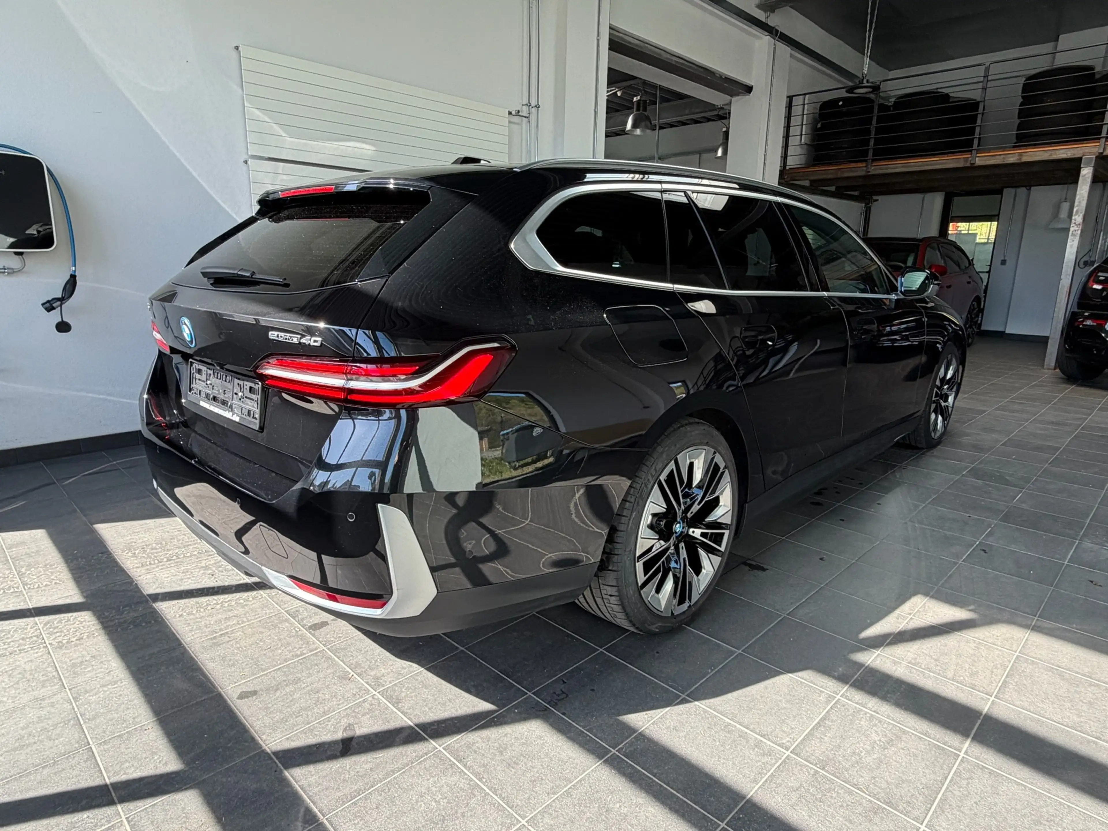 BMW i5 Touring 40 eDrive Bowers_HUD_360 Grad_22KW ACladen — photo 6