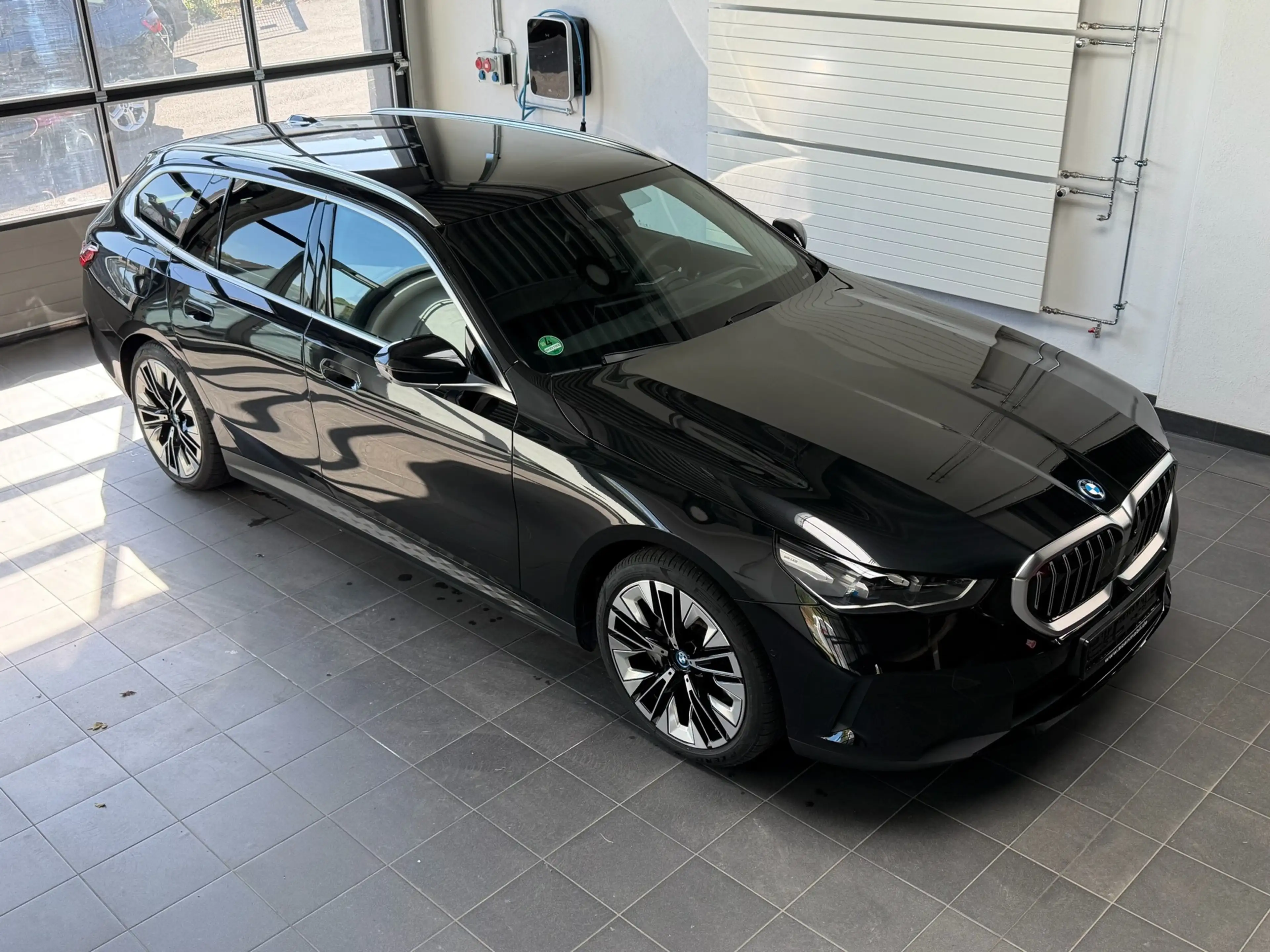 BMW i5 Touring 40 eDrive Bowers_HUD_360 Grad_22KW ACladen — photo 8