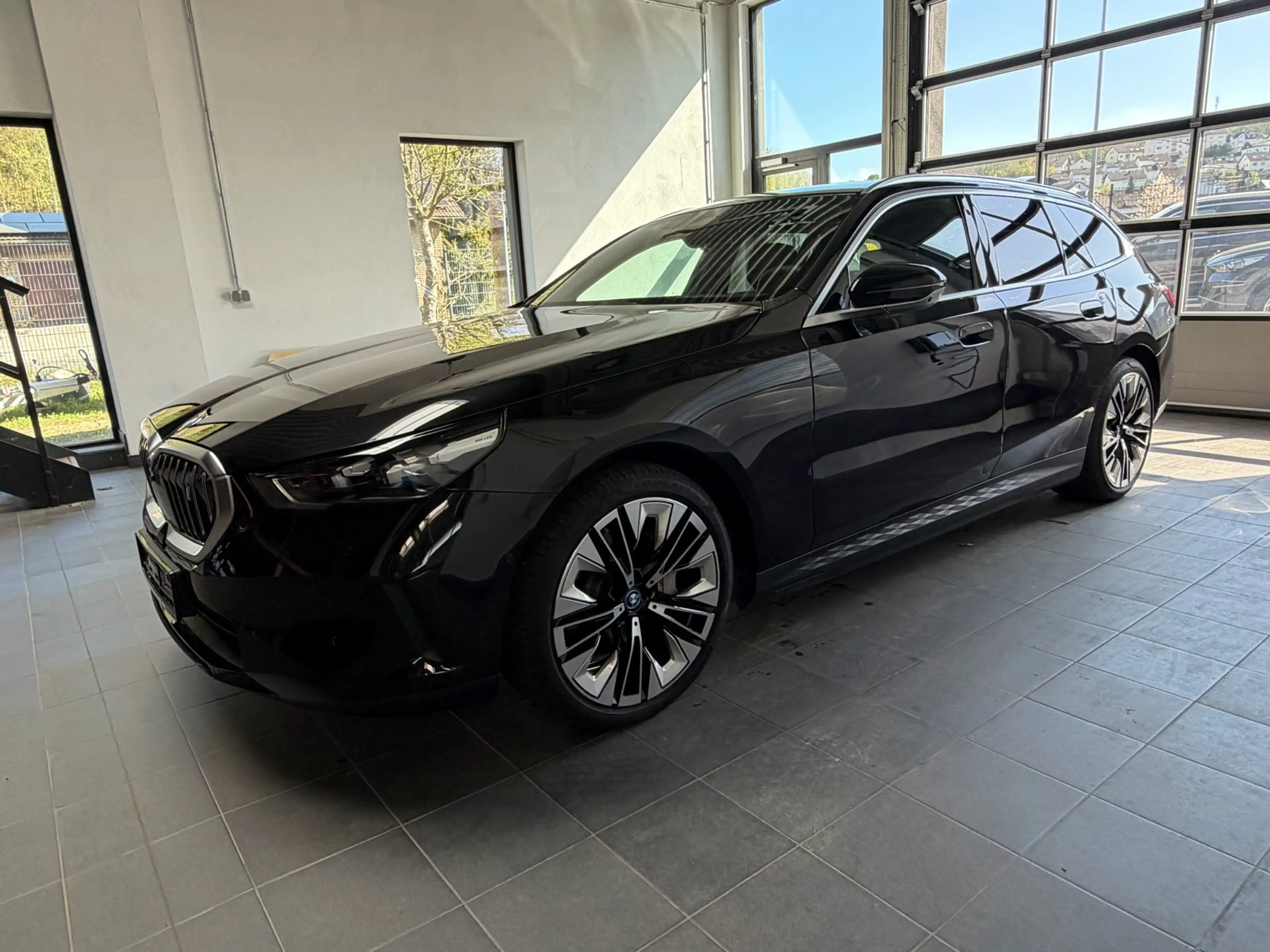 BMW i5 Touring 40 eDrive Bowers_HUD_360 Grad_22KW ACladen