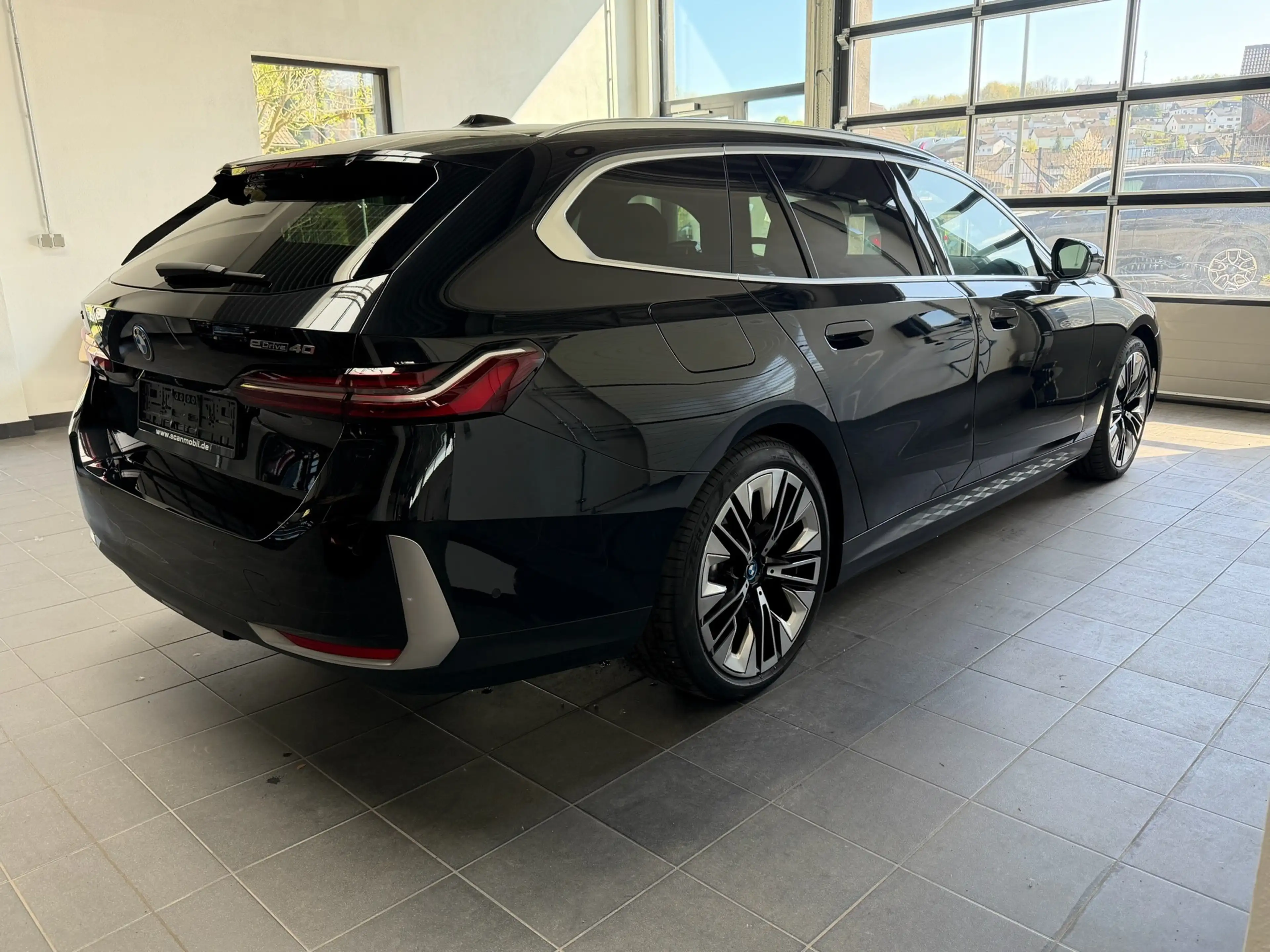 BMW i5 Touring 40 eDrive Bowers_HUD_360 Grad_22KW ACladen — photo 7