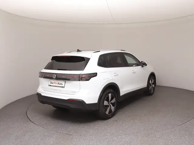 Volkswagen Tiguan view 4