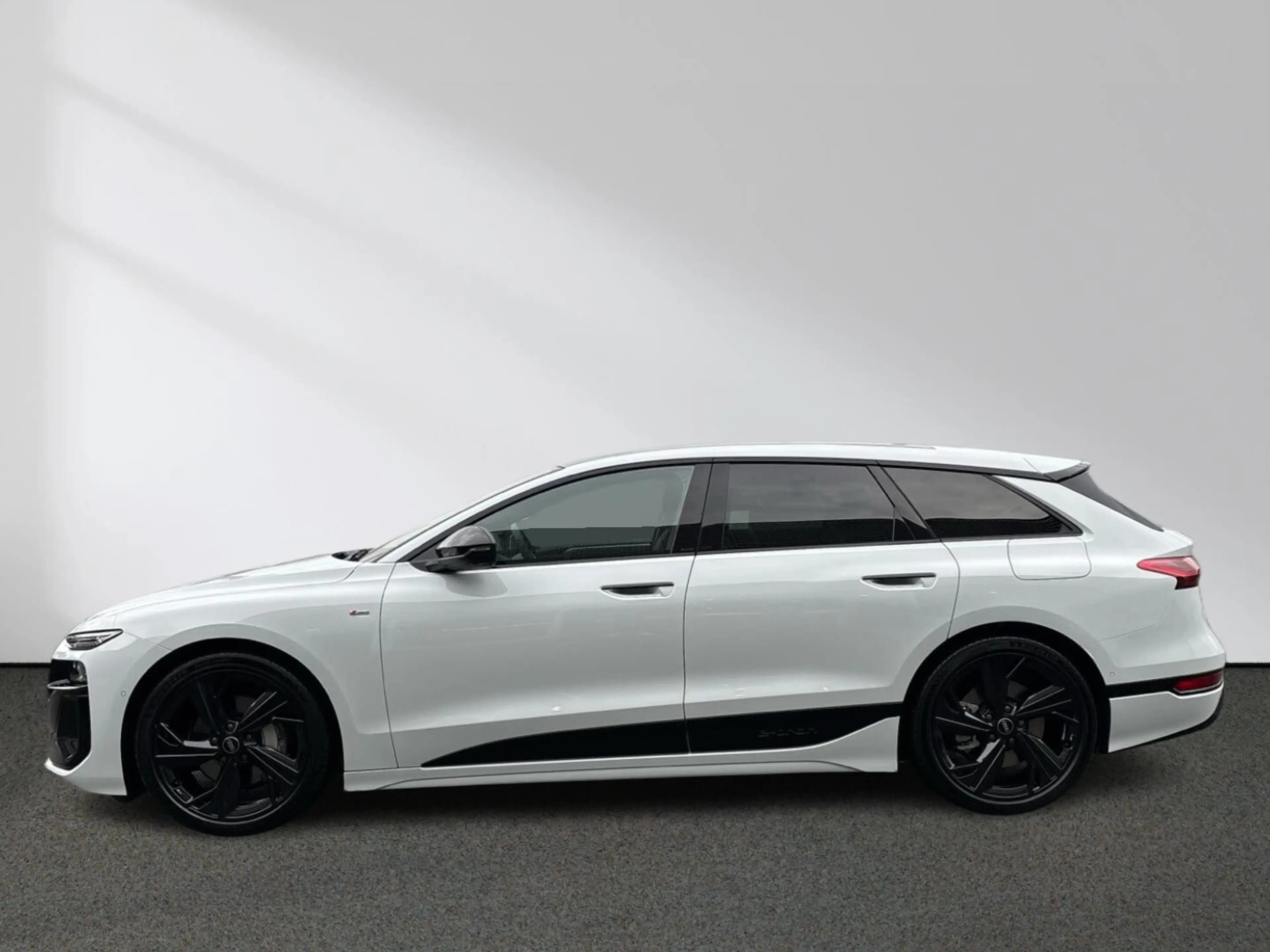 Audi A6 e-tron Avant performance S line Pano Matrix — photo 2