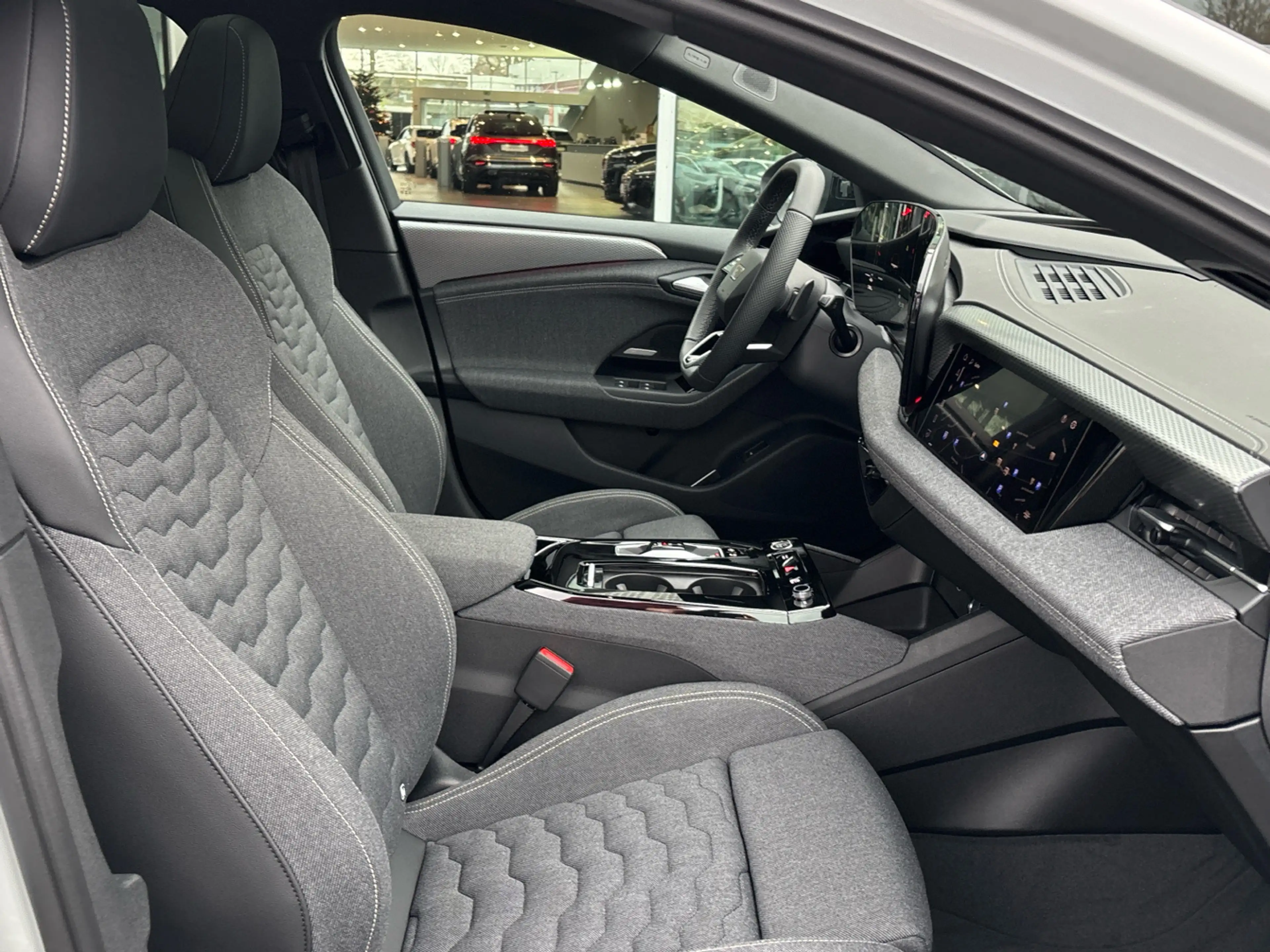 Audi A6 e-tron Avant performance S line Pano Matrix — photo 10