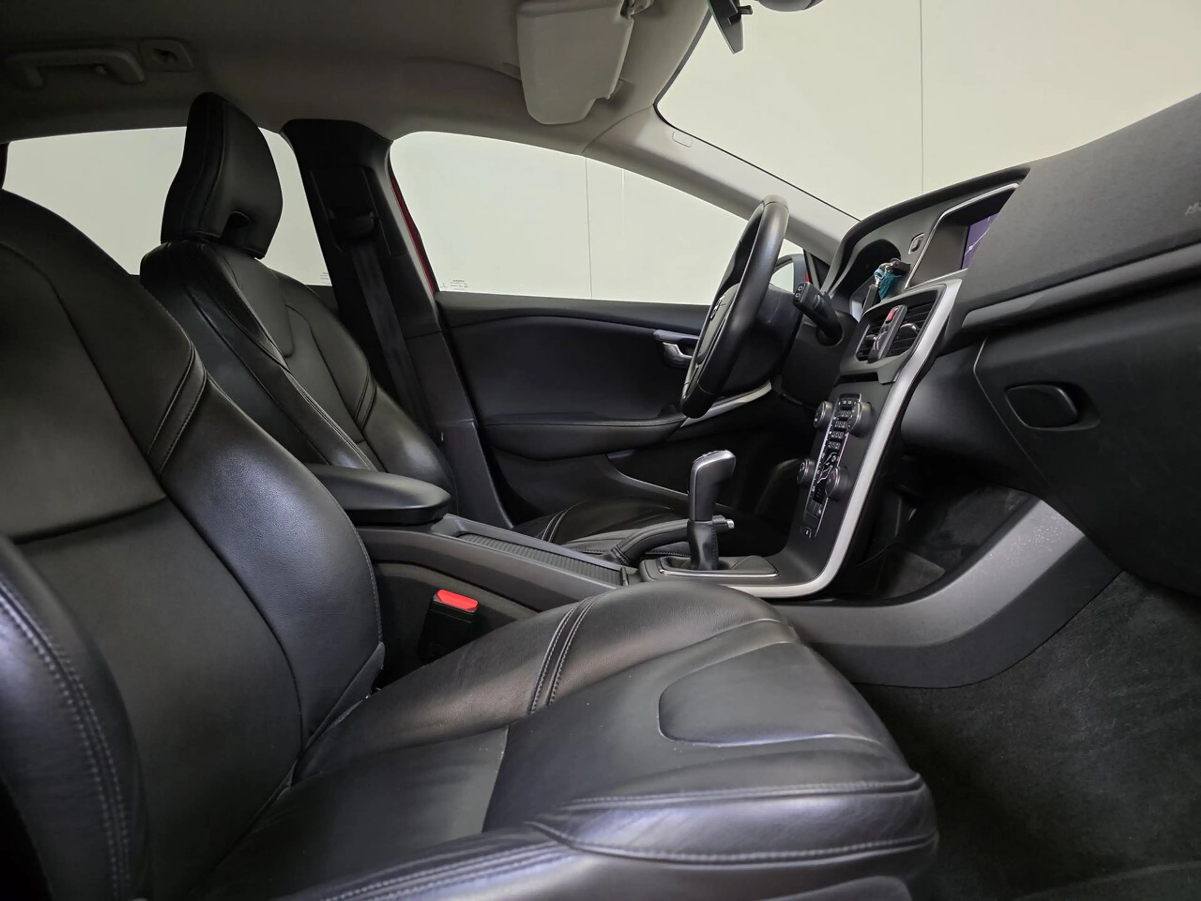 Volvo V40 2.0 T3 Benzine - GPS - Airco - Topstaat! 1Ste Eig! — photo 2