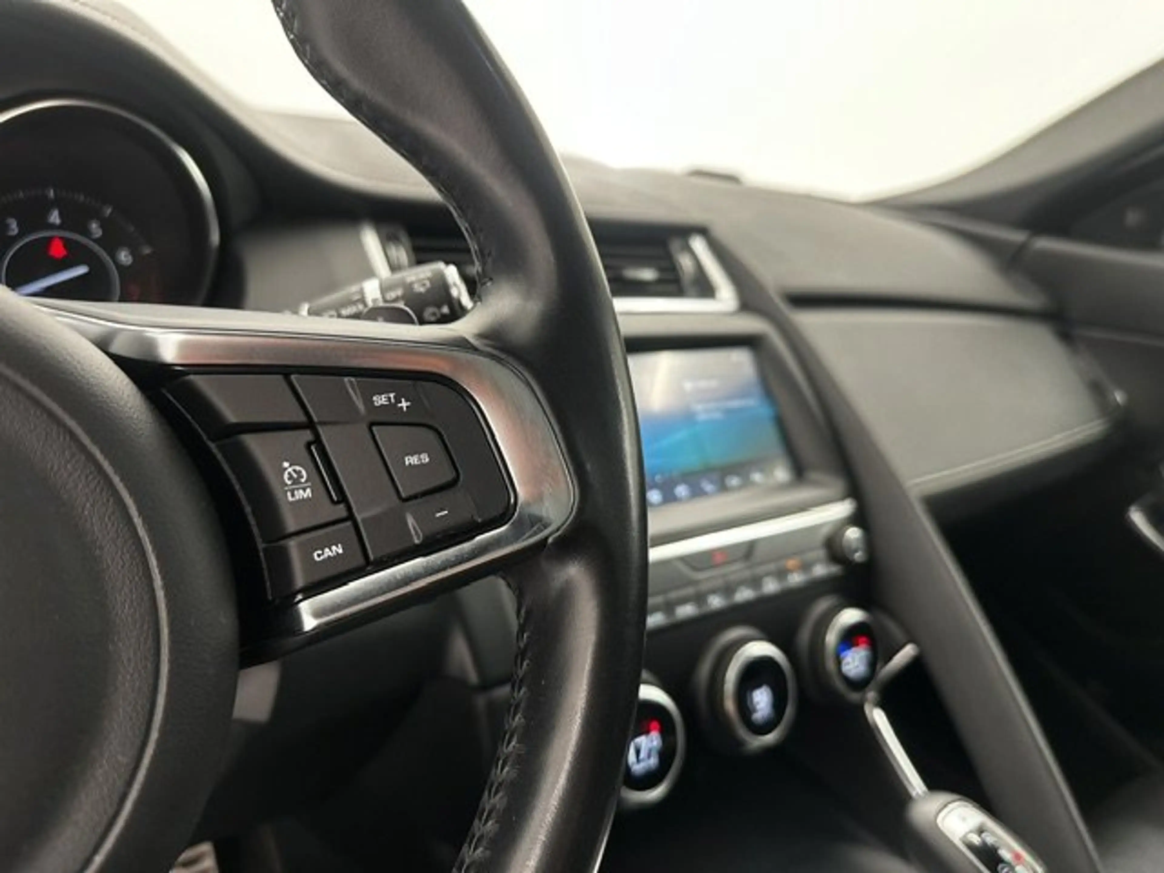 Jaguar E-Pace R-DYNAMIC BENZINE AWD AUTOMAAT — photo 10