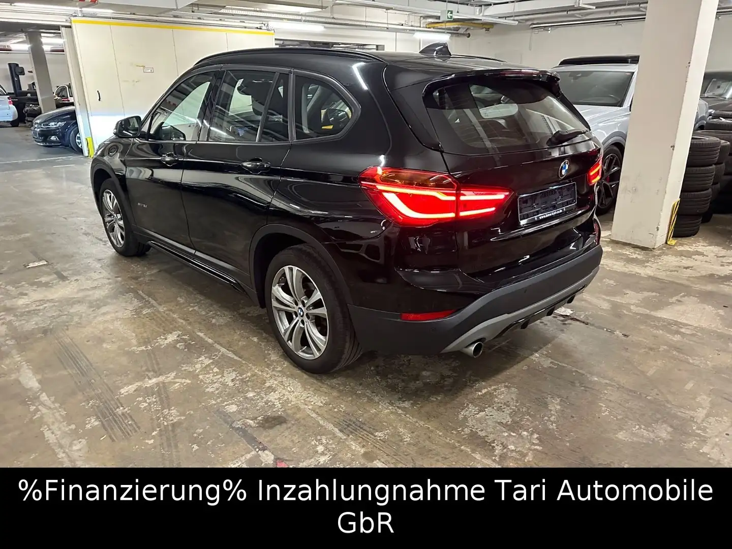 BMW X1 sDrive18d Sport Line Navi, LED, Kamera, 2xPDC Zwart - 1