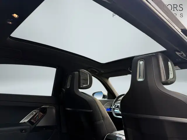 BMW 7 Series view 26