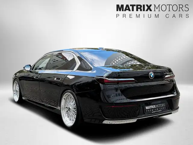 BMW 7 Series view 10