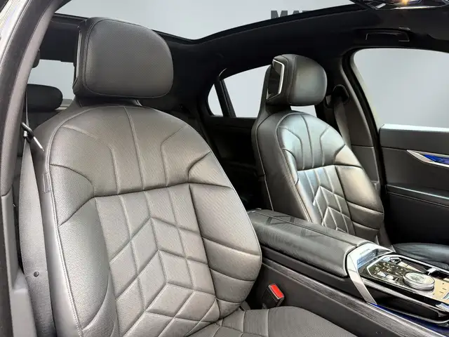 BMW 7 Series view 11