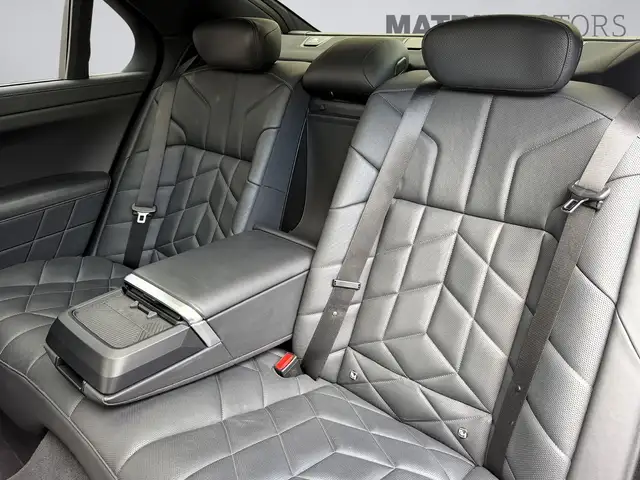 BMW 7 Series view 24