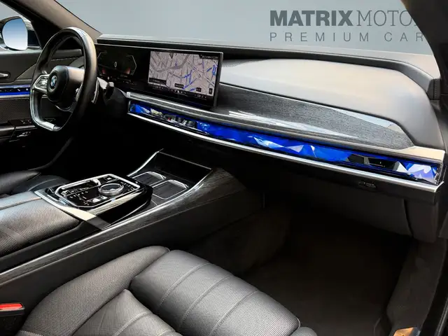 BMW 7 Series view 27