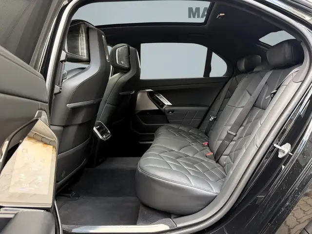 BMW 7 Series view 18