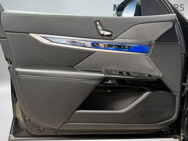 BMW 7 Series view 19