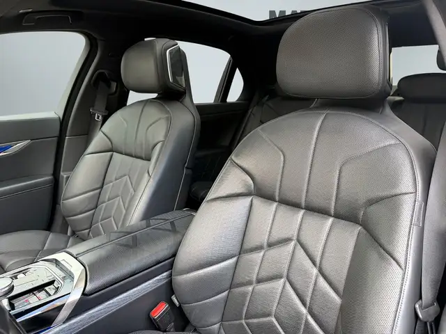 BMW 7 Series view 4