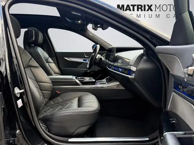 BMW 7 Series view 28