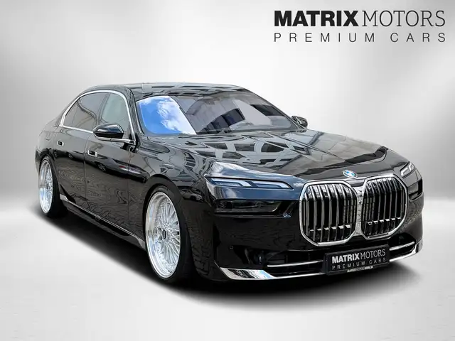 BMW 7 Series view 9