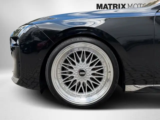 BMW 7 Series view 17