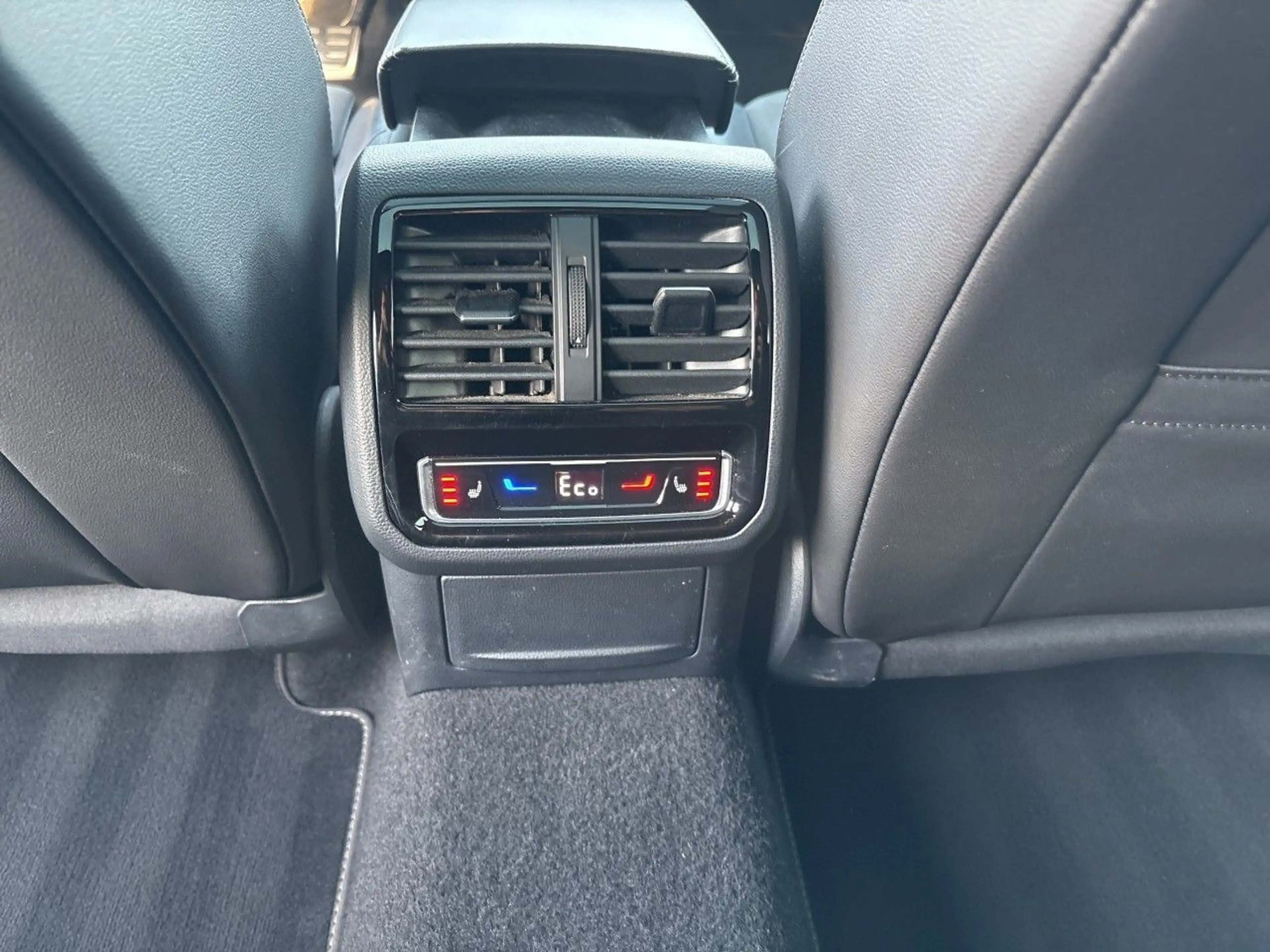 Volkswagen Arteon R-Line eHybrid AHK PANO — photo 15