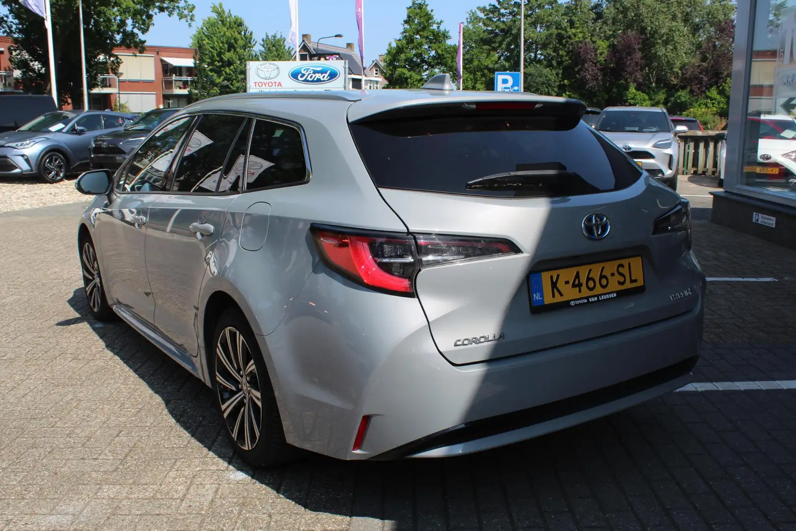 Toyota Corolla Touring Sports 1.8 HYBRID DYNAMIC STOELVERW. KEYLE Grijs - 2