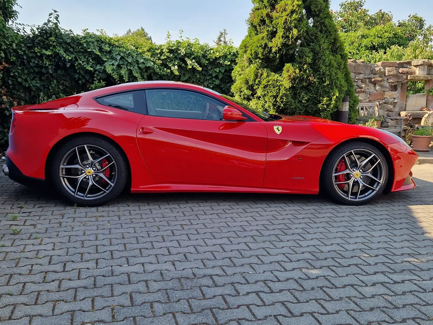 Ferrari F12 Berlinetta Rot - 2