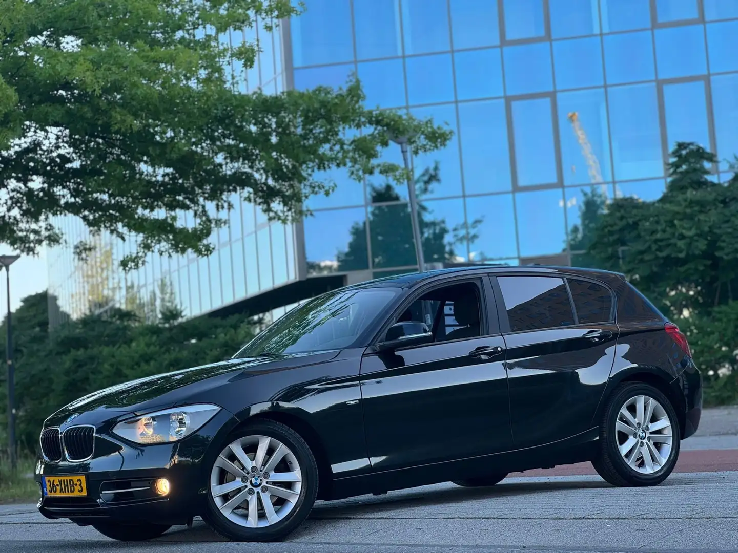 BMW 118 118i Business Zwart - 2