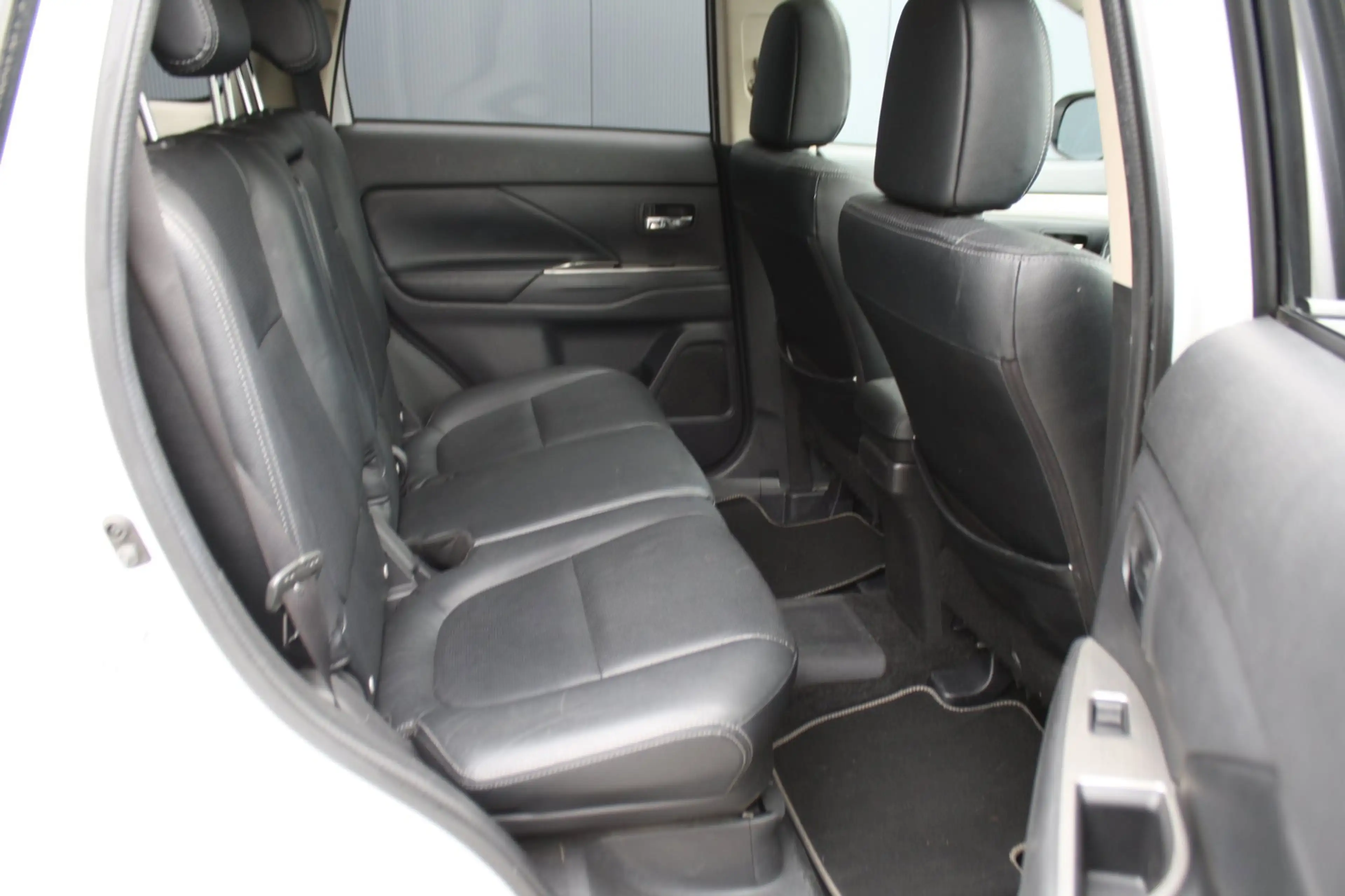 Mitsubishi Outlander 2.0 PHEV instyle - SCHUIFDAK - TREKHAAK - LEDER - — photo 5