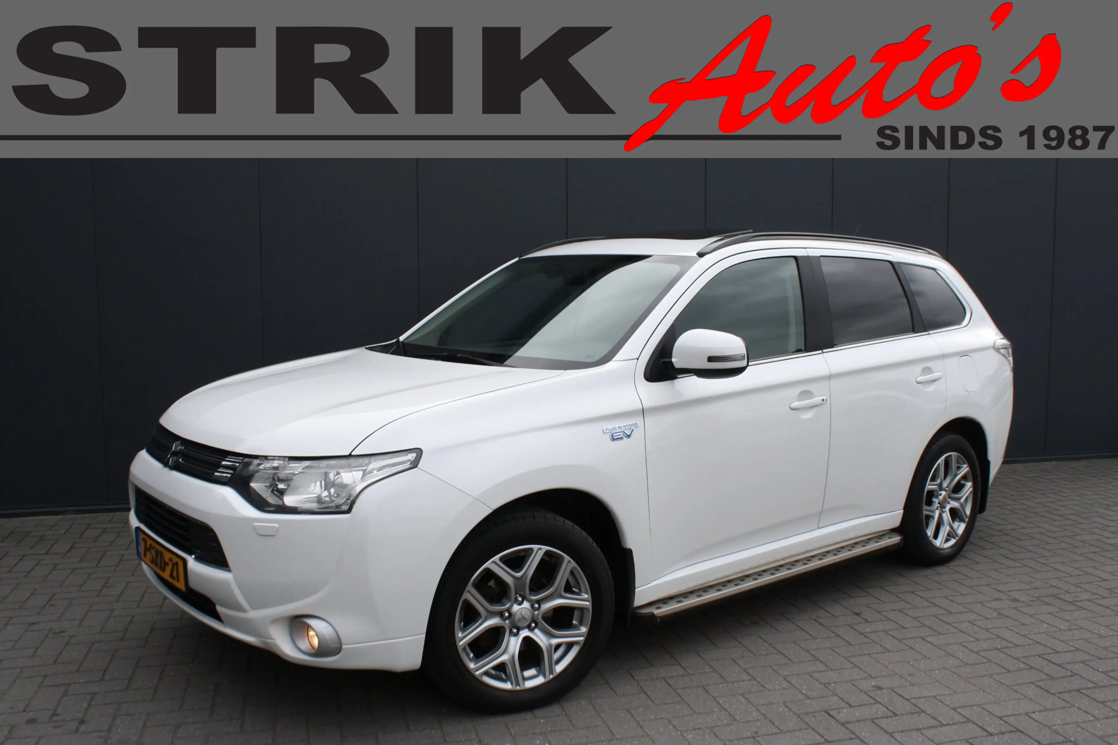 Mitsubishi Outlander 2.0 PHEV instyle - SCHUIFDAK - TREKHAAK - LEDER -