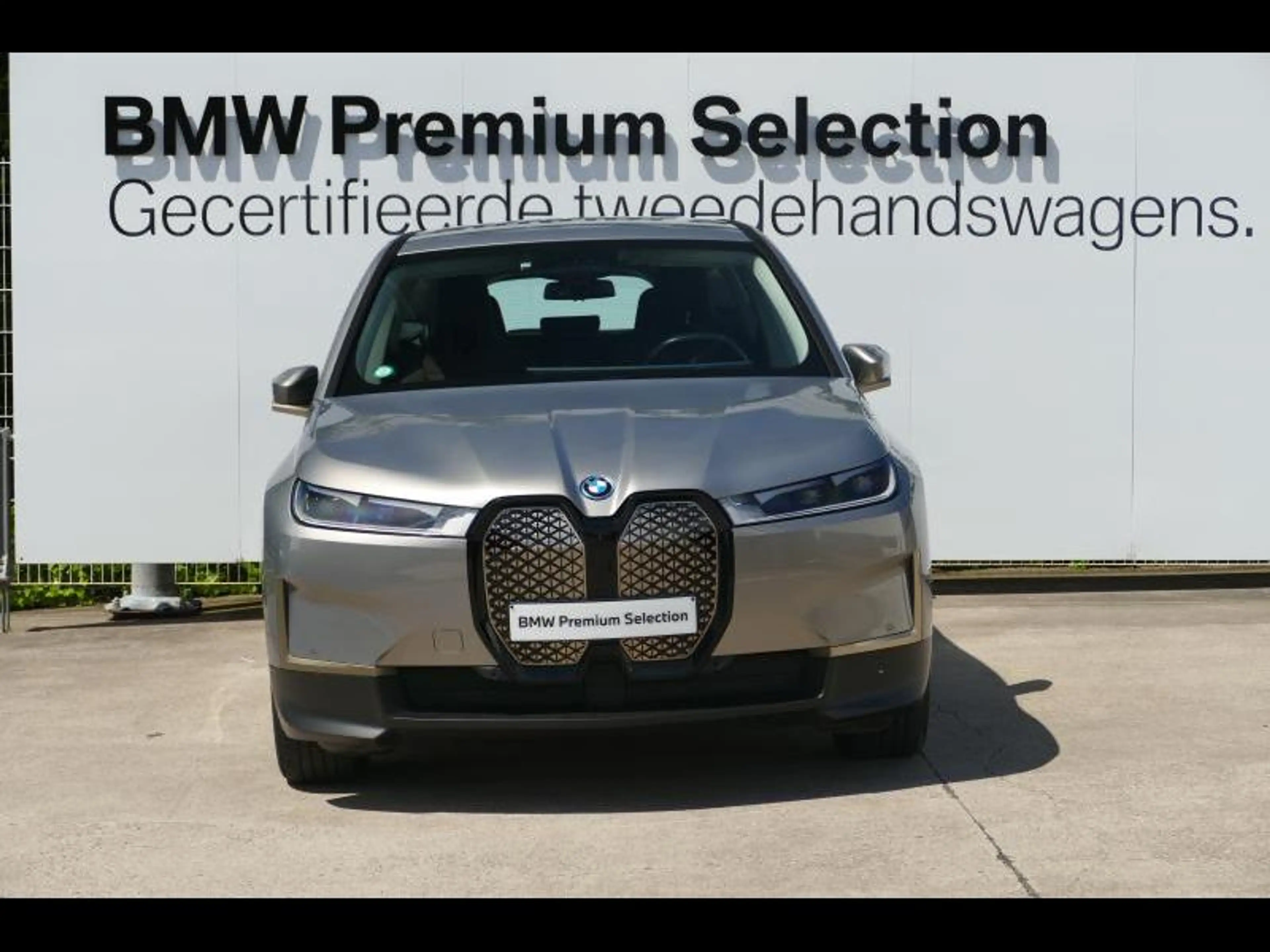 BMW iX xDrive40 — photo 2