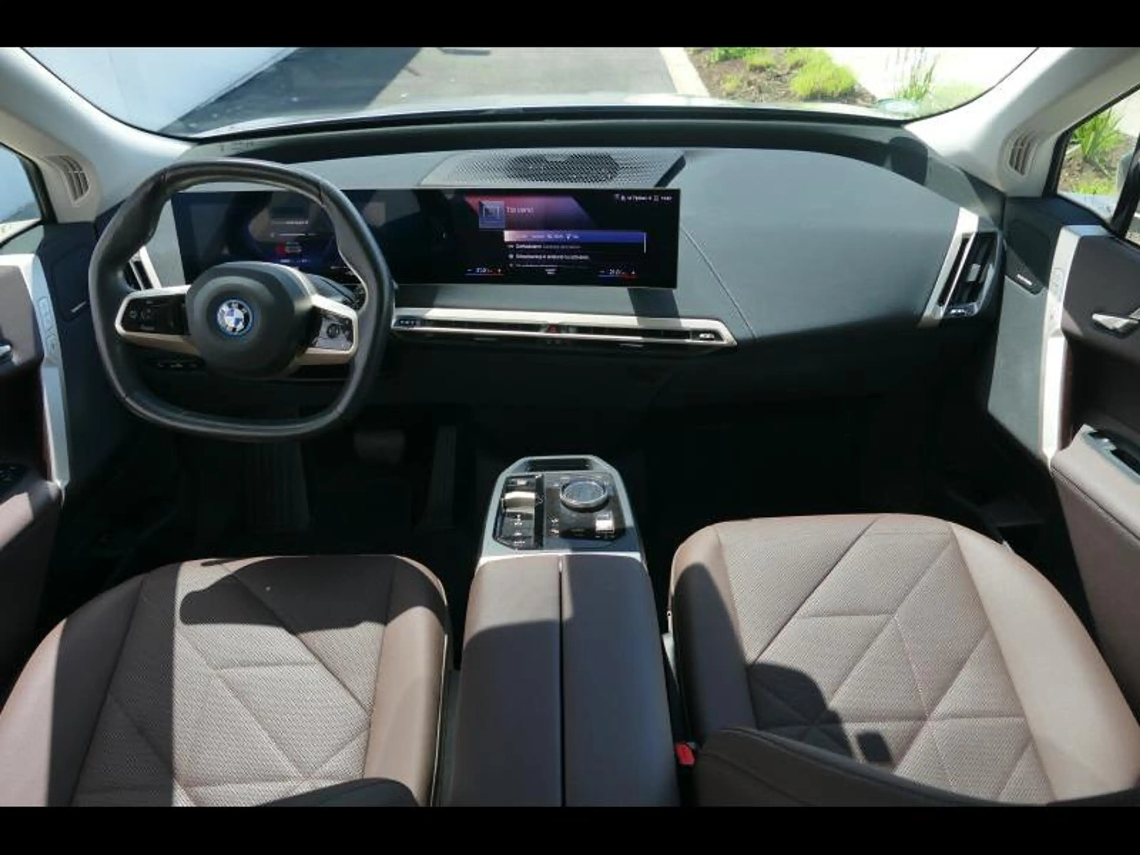 BMW iX xDrive40 — photo 8