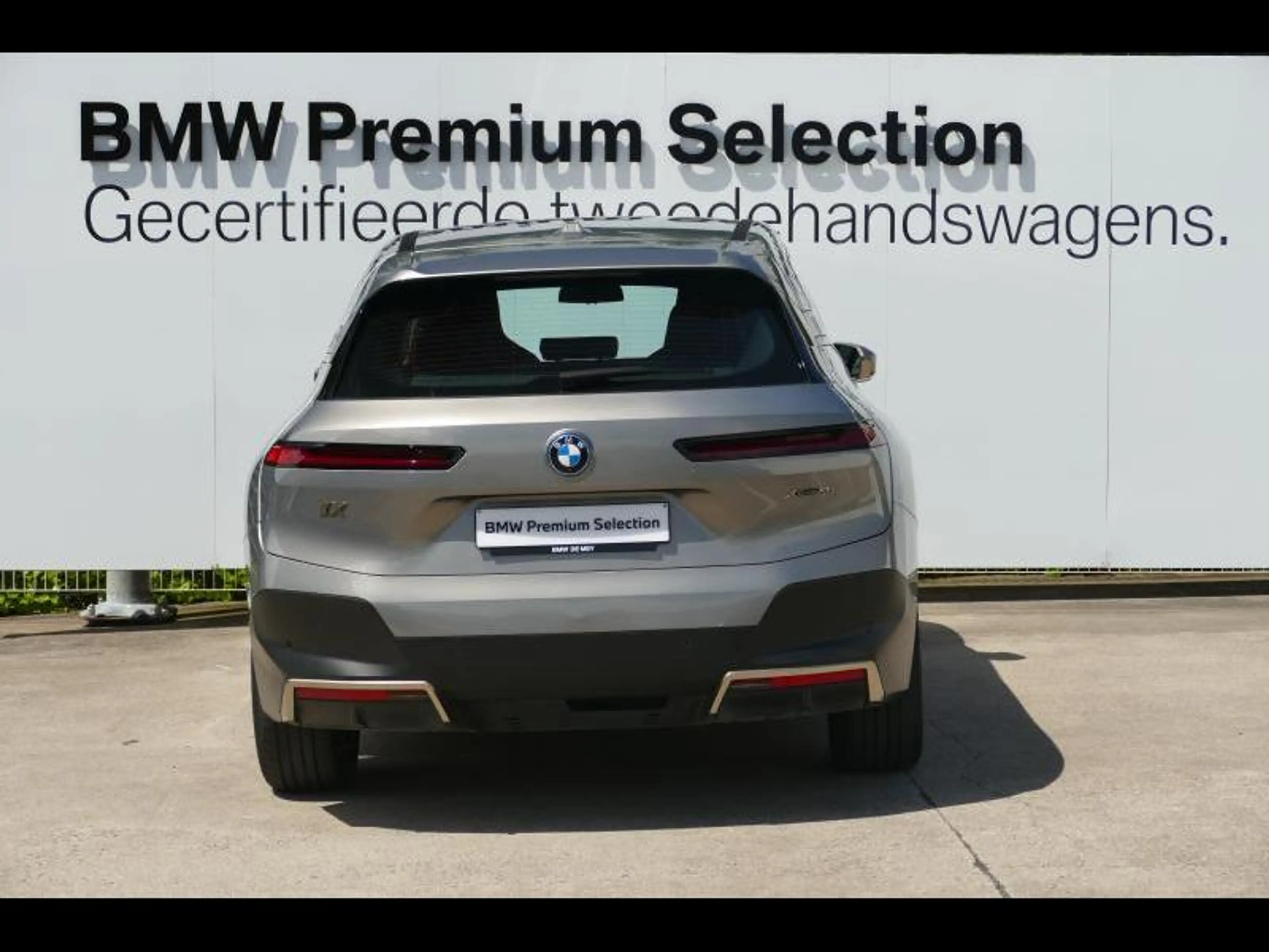 BMW iX xDrive40 — photo 4