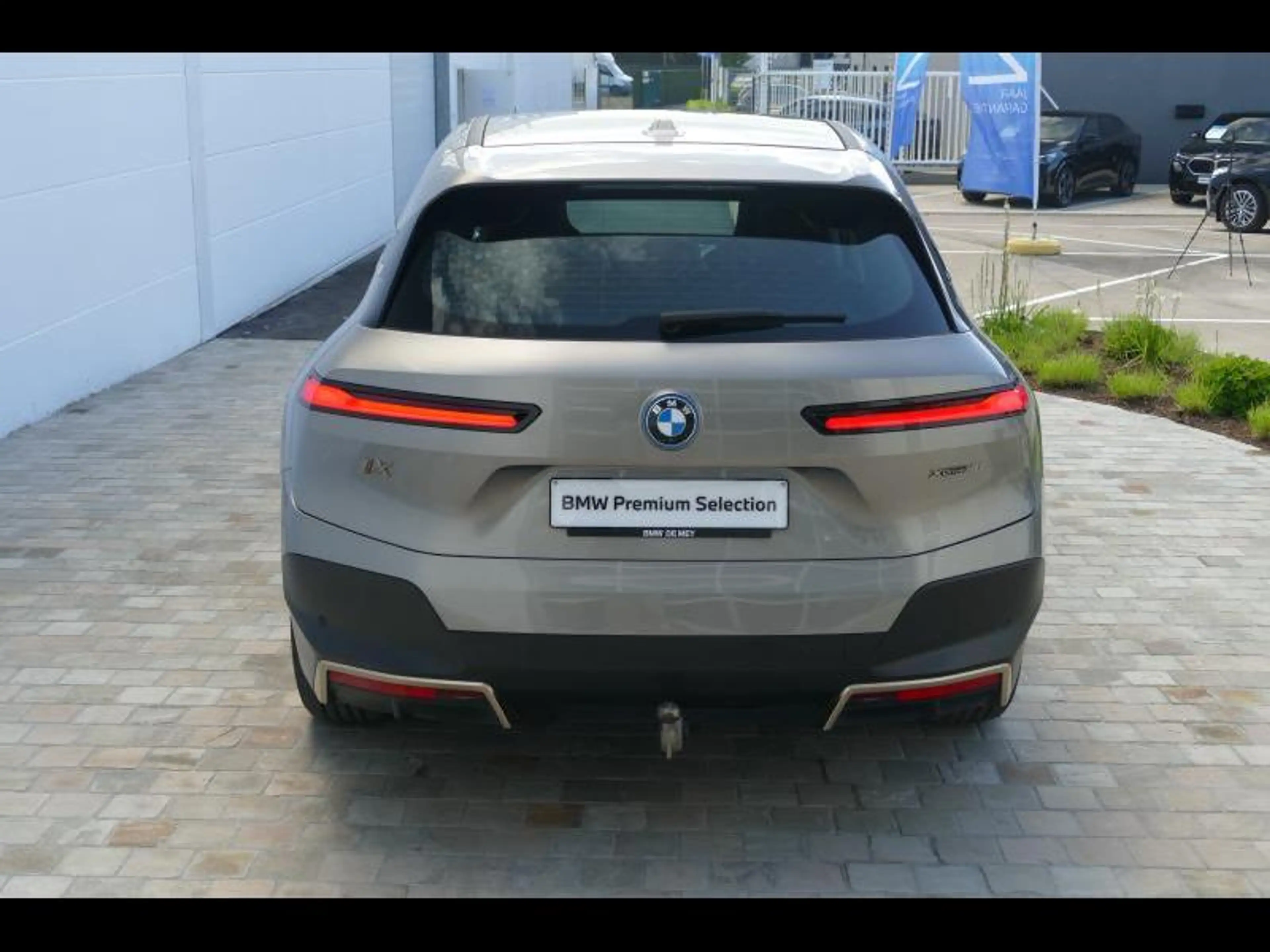 BMW iX xDrive40 — photo 13