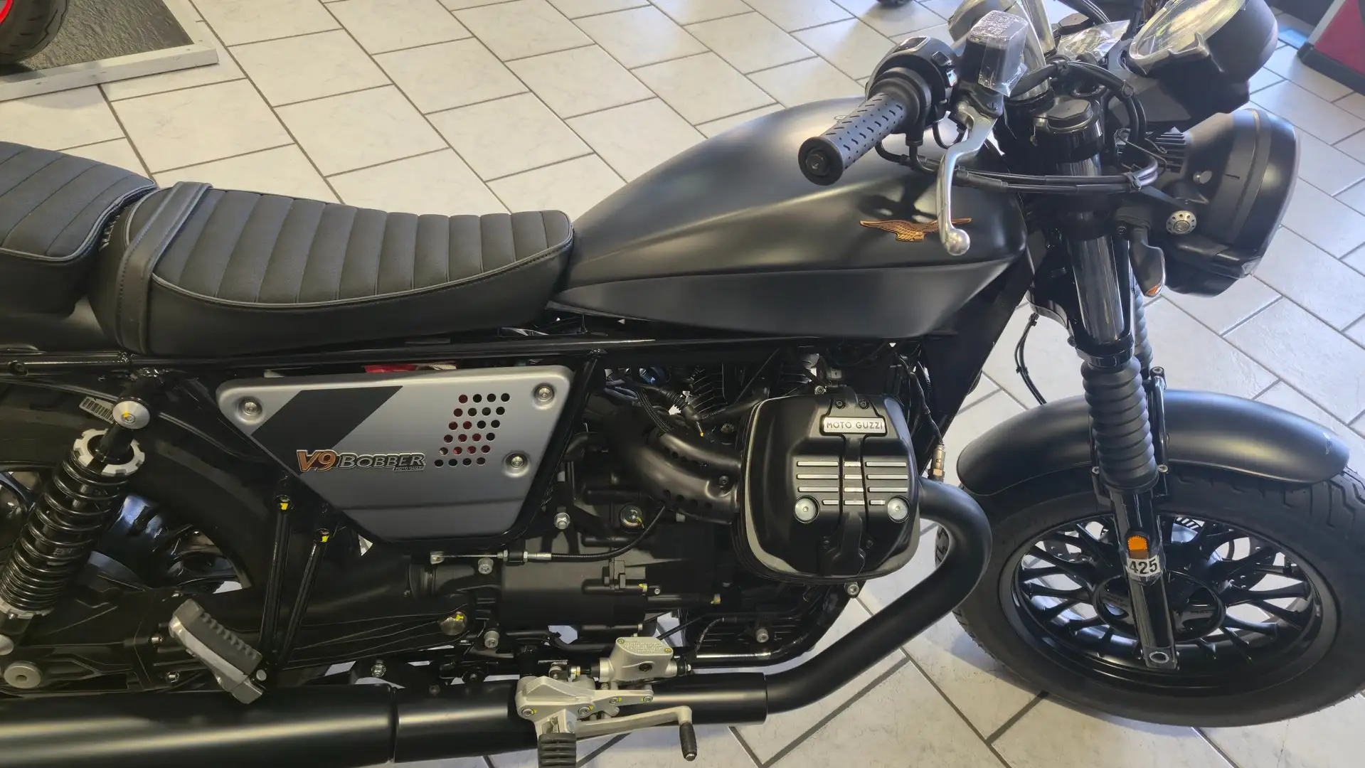 Moto Guzzi V 9 BOBBER V9 SPECIAL EDITION Schwarz - 2