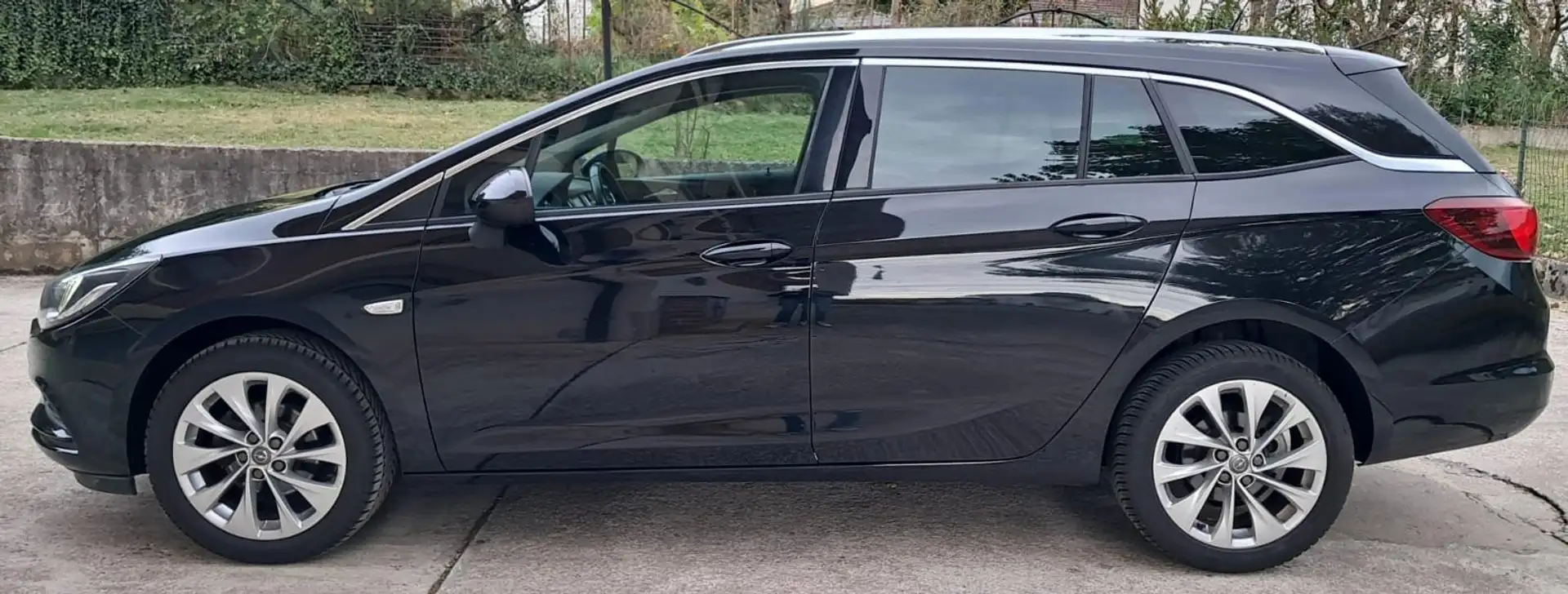 Opel Astra Sports Tourer 1.4 Turbo Innovation ecoM 110cv Noir - 1