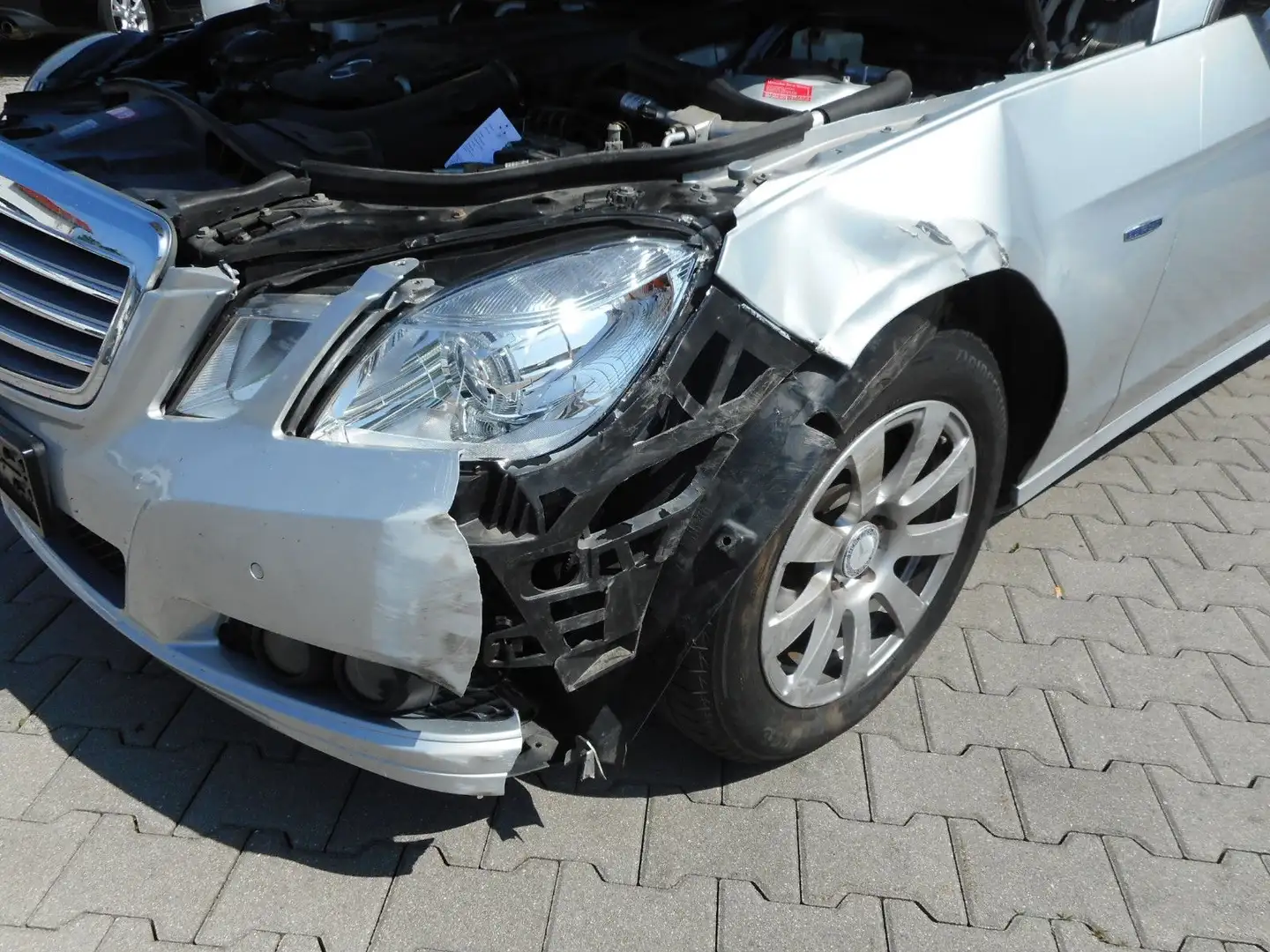 Mercedes-Benz E 200 CGI BlueEfficiency  fahrbereit  Airbag OK Silber - 2